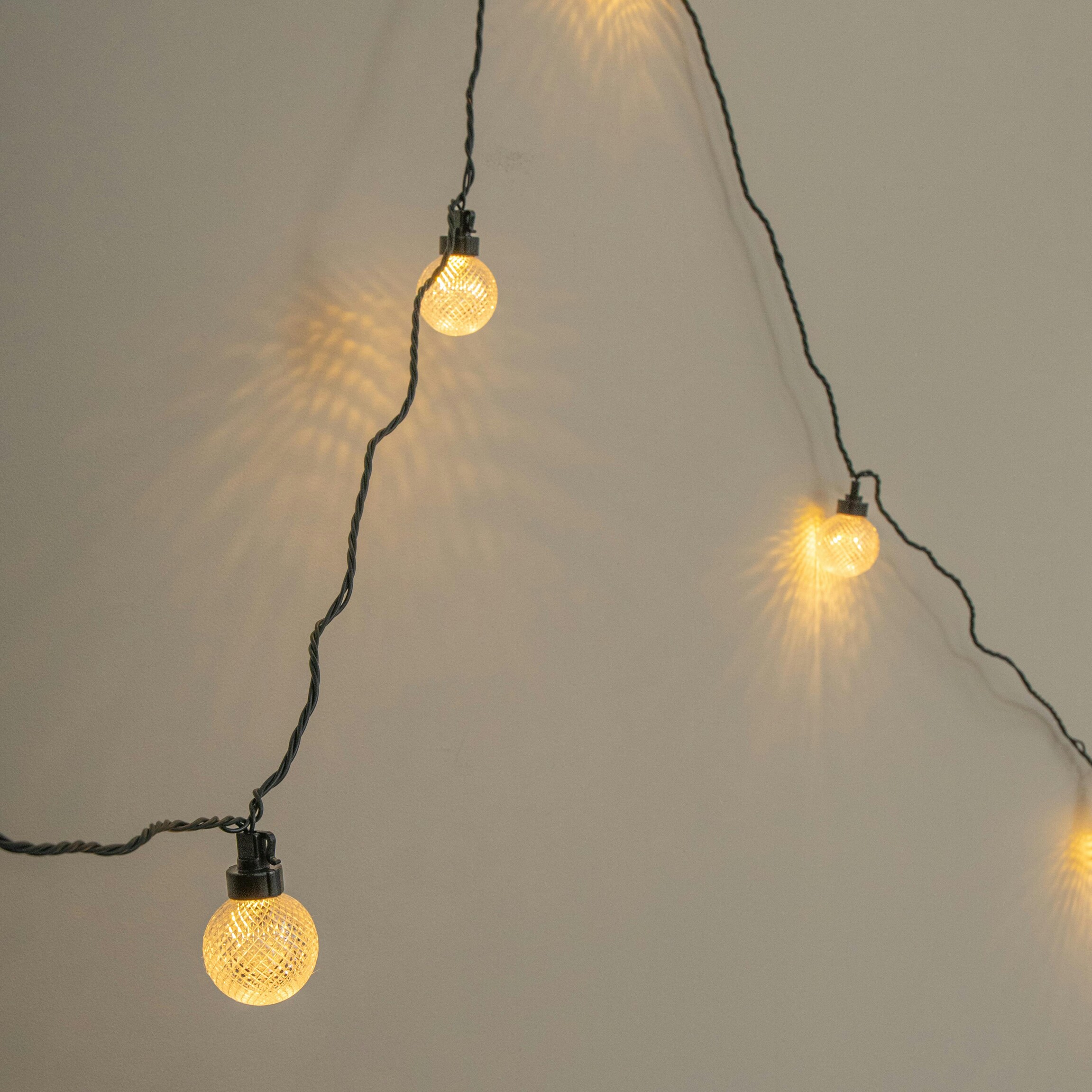 Premier 9.5M Connectable Christmas Globe Lights With Warm White & Multi-Coloured Leds - Image 2
