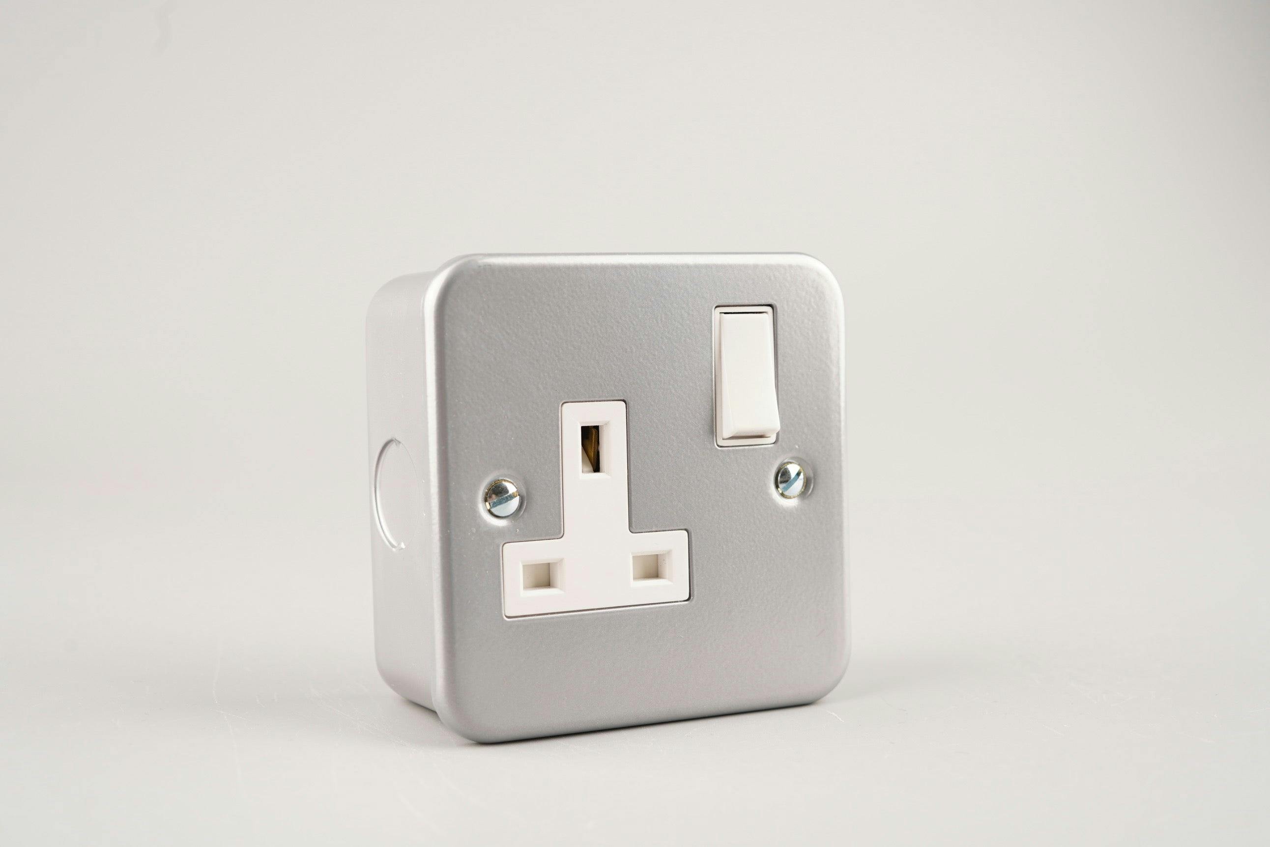 Rackhams 13A Metal Clad Single Wall Socket With Switch - Single Pack