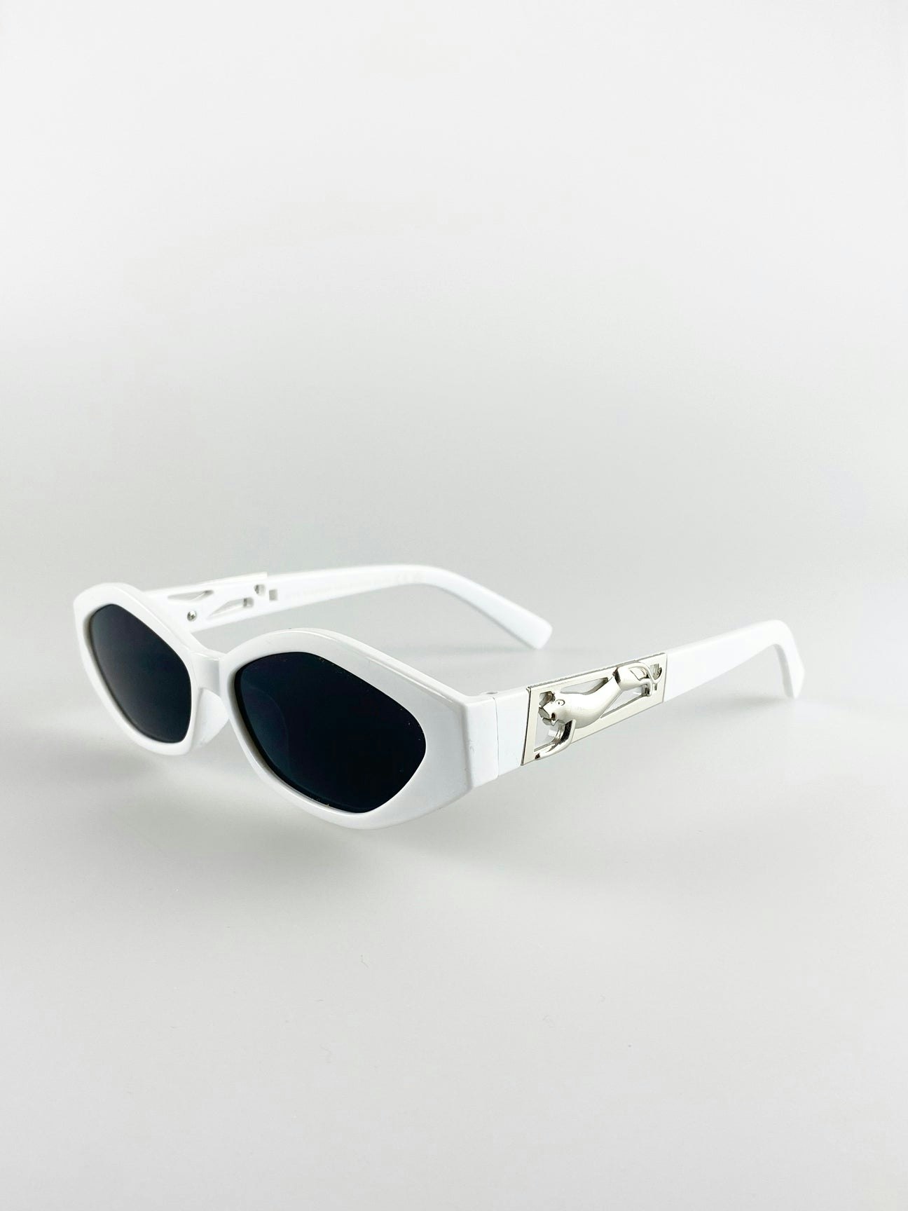 Svnx White Angular Cateye Sunglasses With Metal Panther Badge - One Size