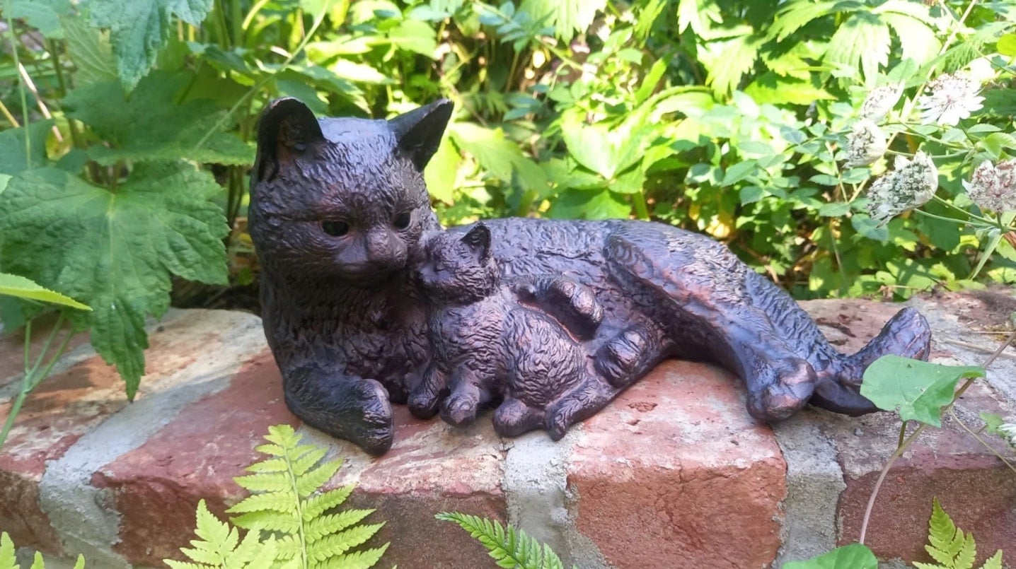 B&Q - Cat And Kitten Sculpture FigurineMother Cat Cuddling Baby Kitten - Image 5