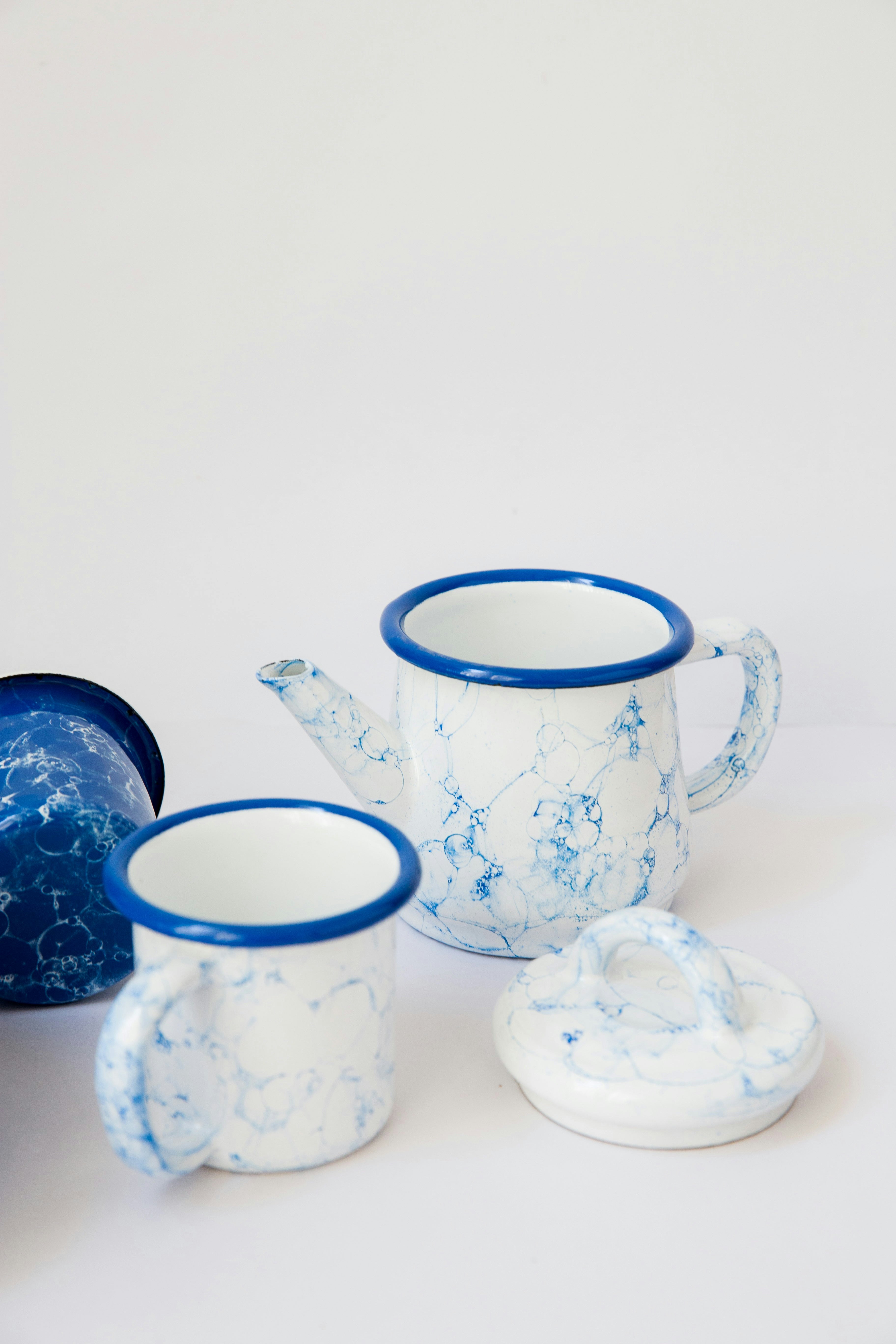Rackhams Cobalt/Blue/White Bubble Collection Enamel Two Mugs & Teapot Gift Set