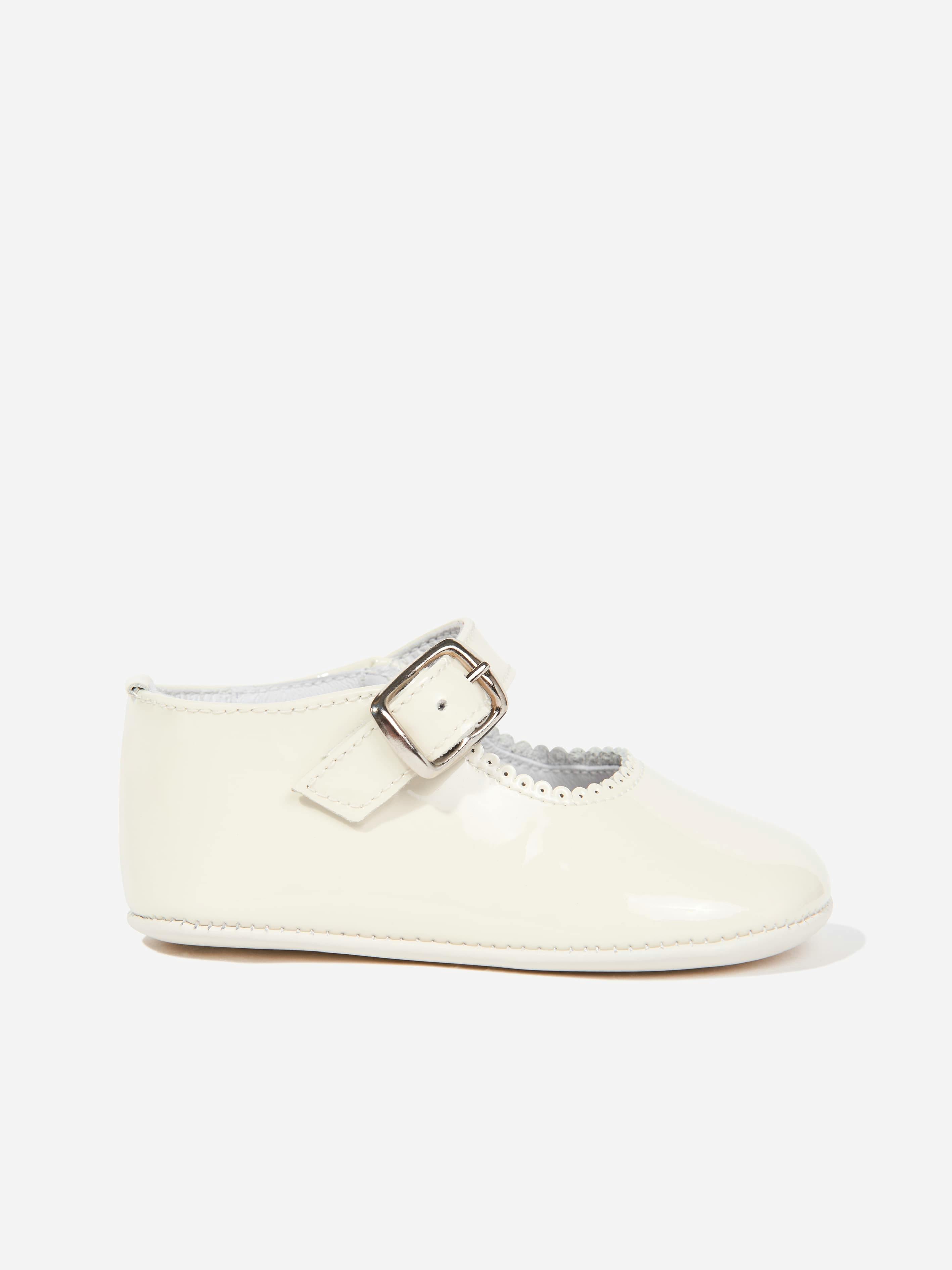 Andanines Women's Ivory Baby Girls Patent Scallop Edge Pumps In - Eu 17 Uk 1