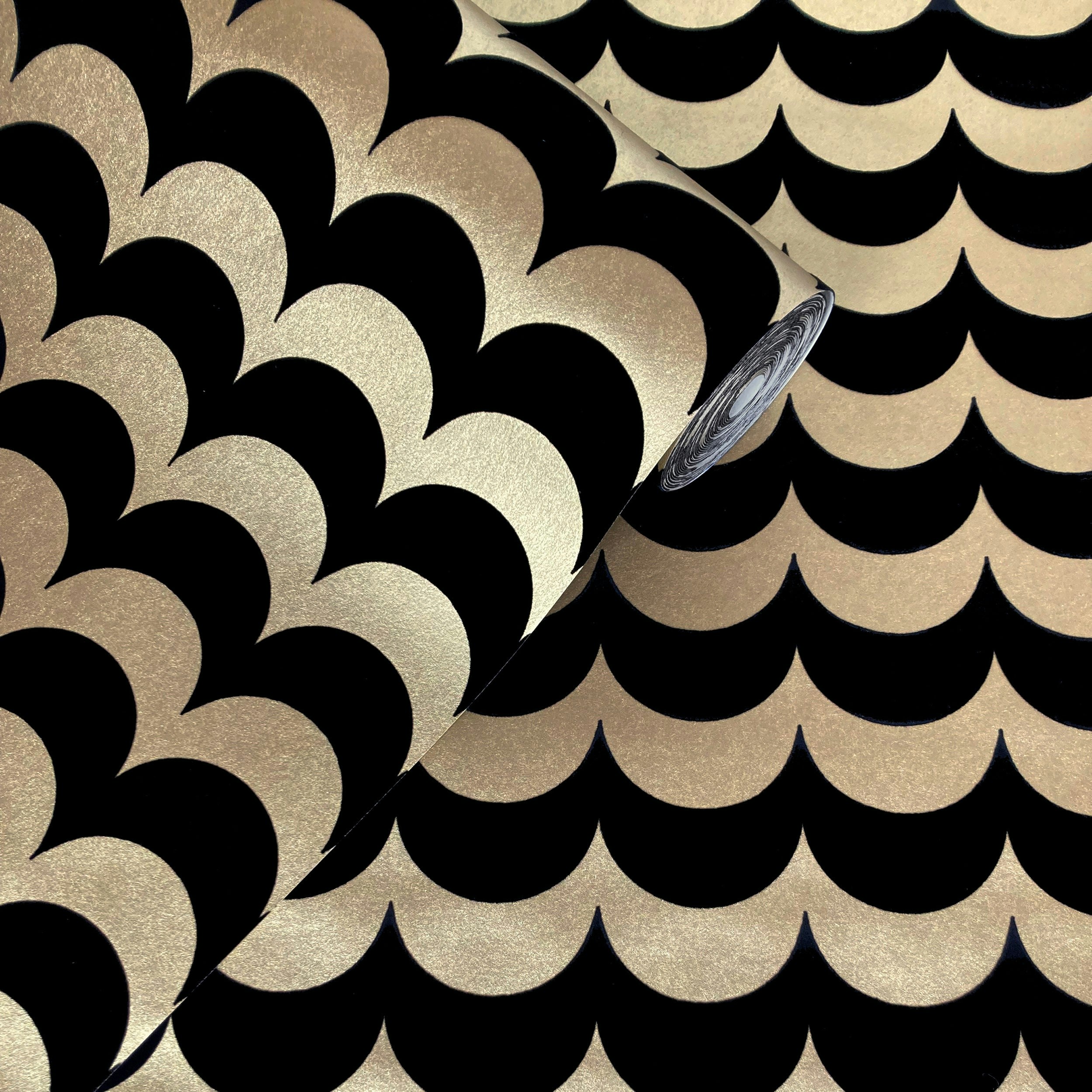Erica Wakerly Black/Gold Scoop Flock And Lustre Wallpaper - 10M Roll
