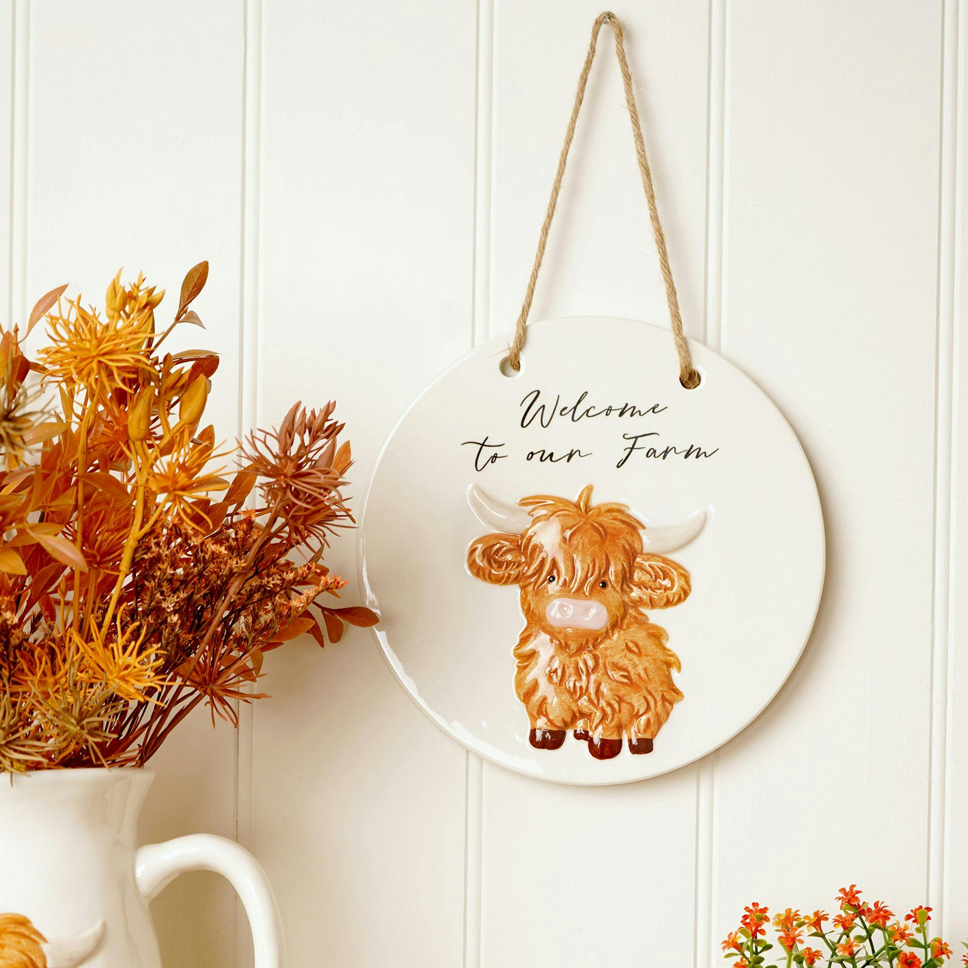 Rackhams White/Orange/Brown Highland Cow Round Plaque - Welcome To Our Farm