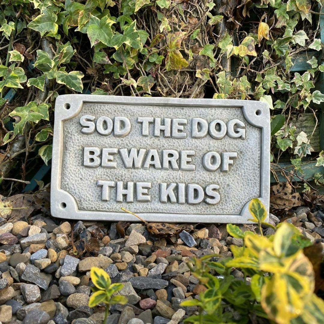 Osn Stone Wall Plaque 'Sod The Dog Beware Of The Kids'
