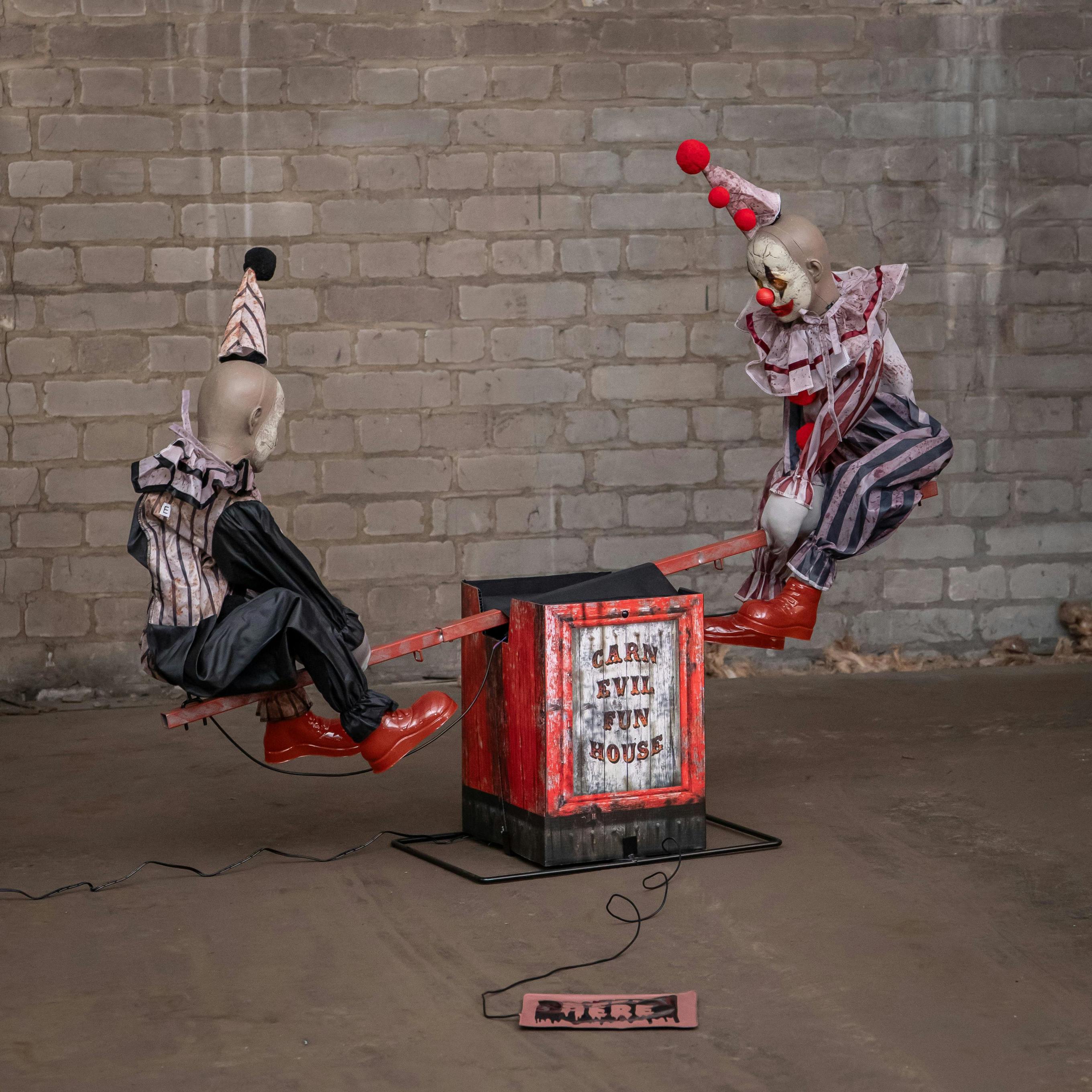 B&Q - 91Cm Tall See Saw Clowns Animated Halloween Decoration Prop With Red Glowing Eyes - Image 5
