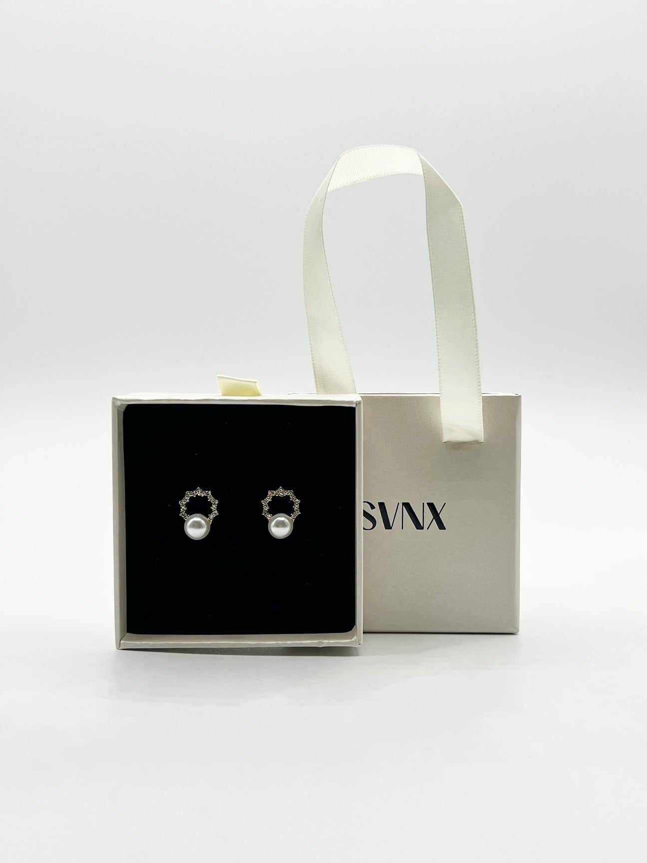 Svnx Gold Pearl Stud Earring On Diamante Circular Wreath - One Size