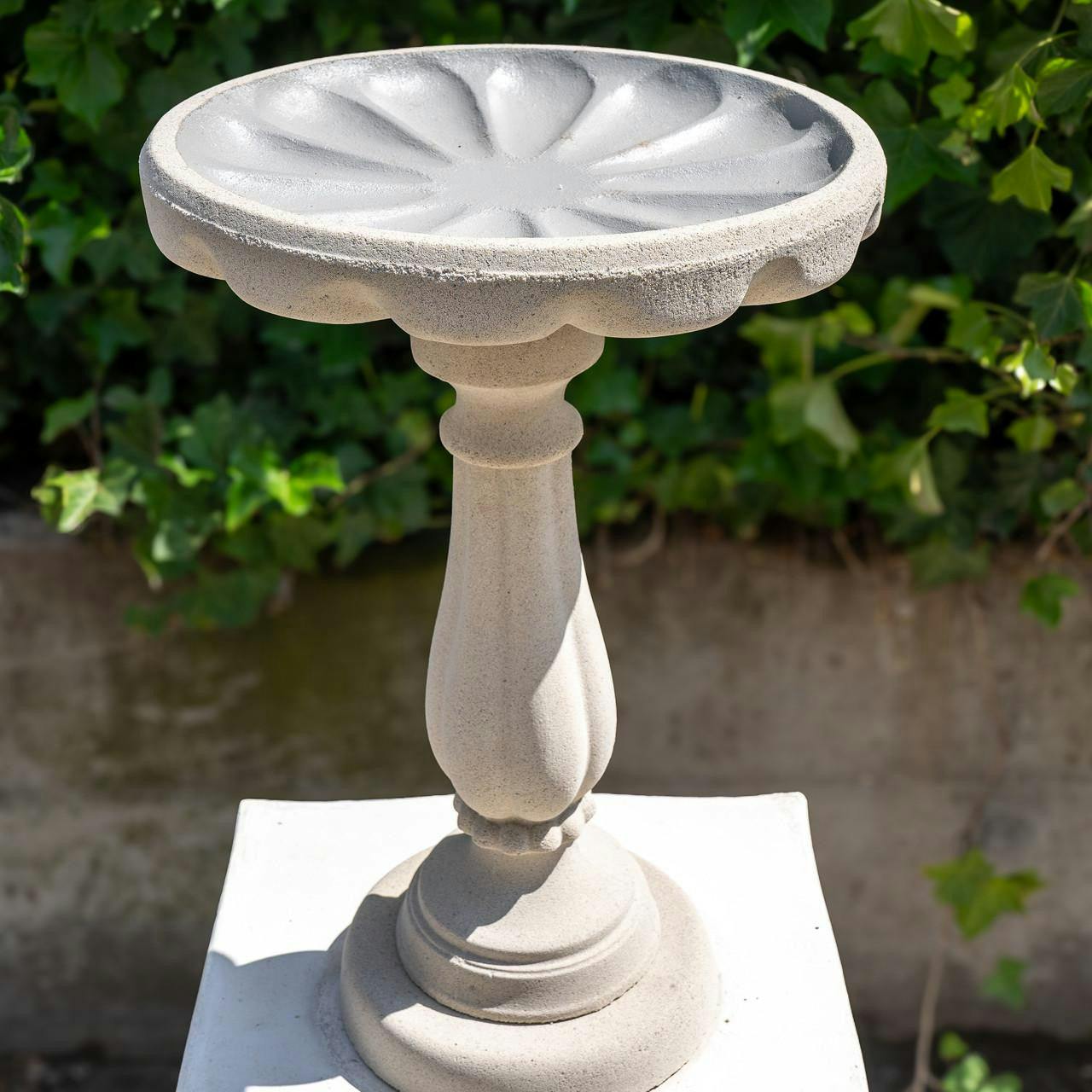 Blk Elegant Tall Sandstone Birdbath