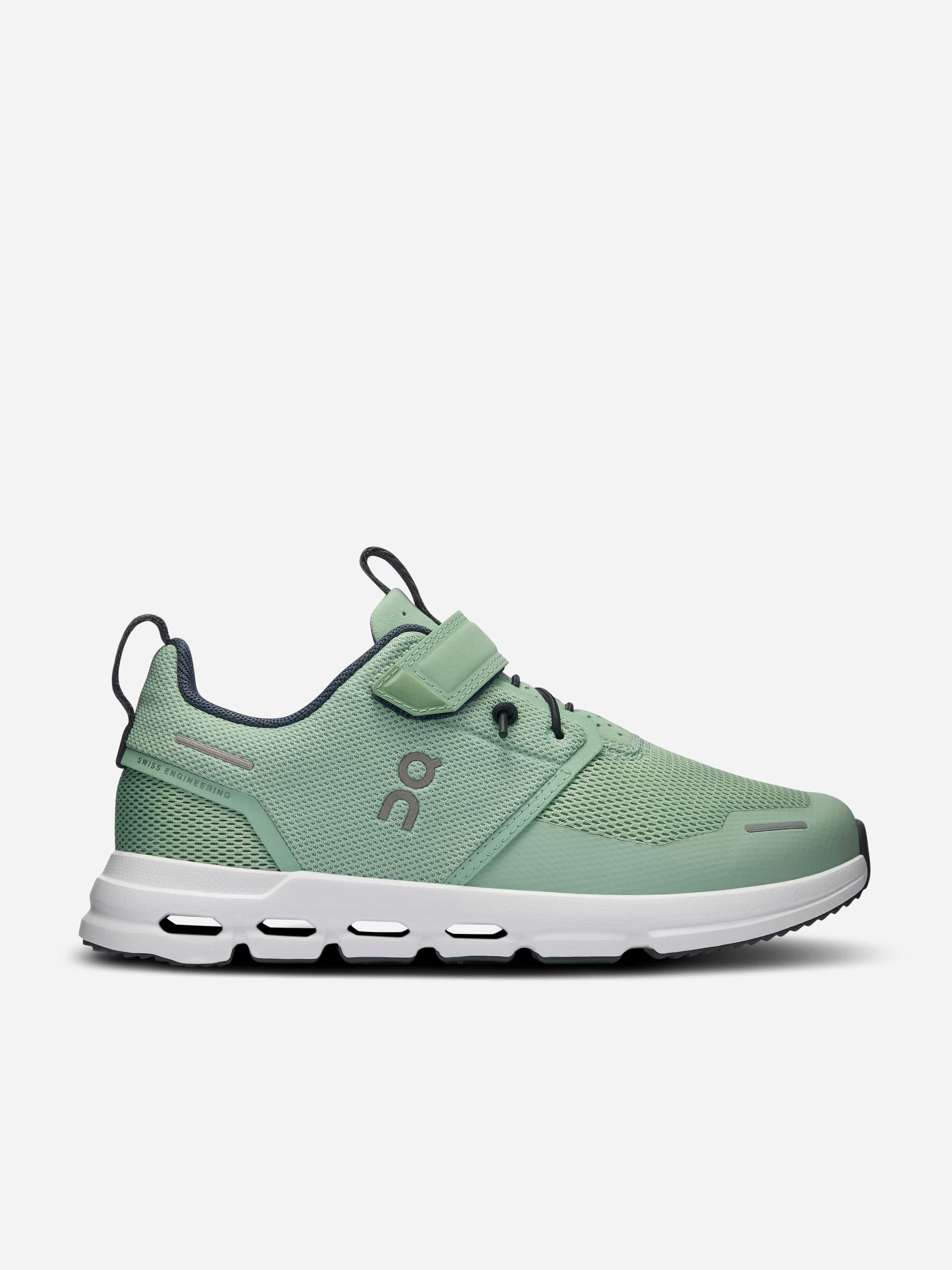 On Running Green Kids Cloud Play Trainers In - Eu 35 Uk 2.5 Us 3