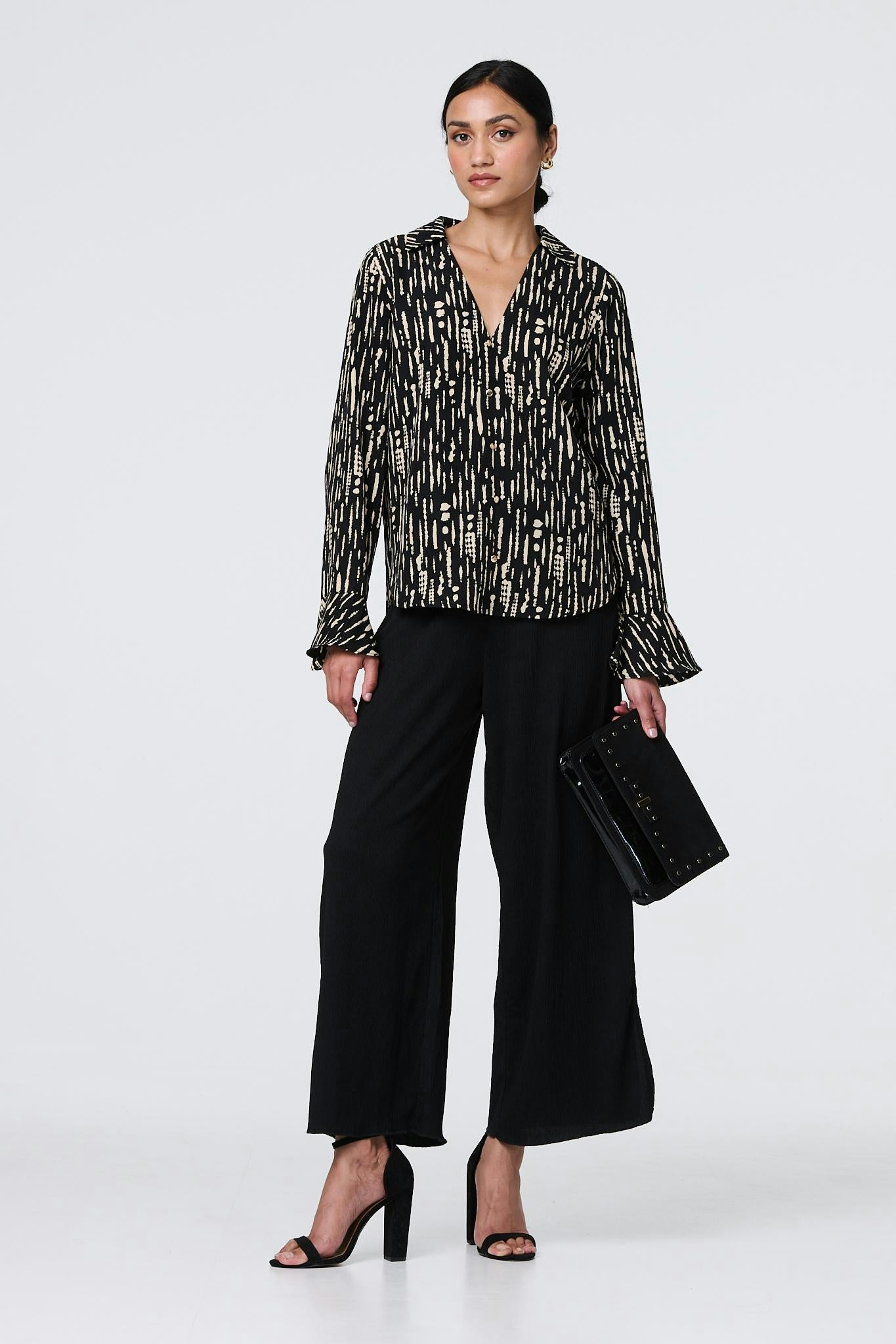Izabel London Black Printed V-Neck Long Flare Sleeve Shirt - 12
