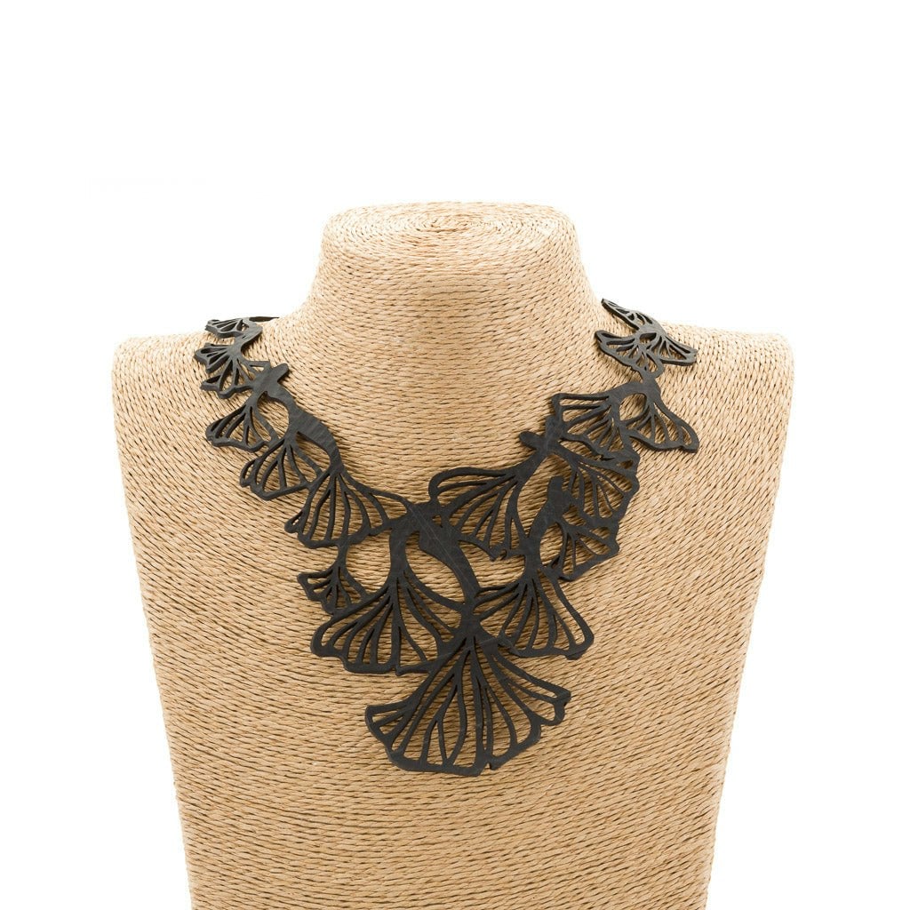 Paguro Black Fan Leaf Clover Rubber Necklace