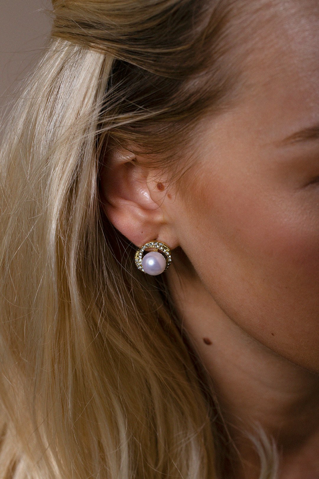 Svnx Women's Gold Pearl Diamante Stud Earrings - Gift Boxed In - Image 3