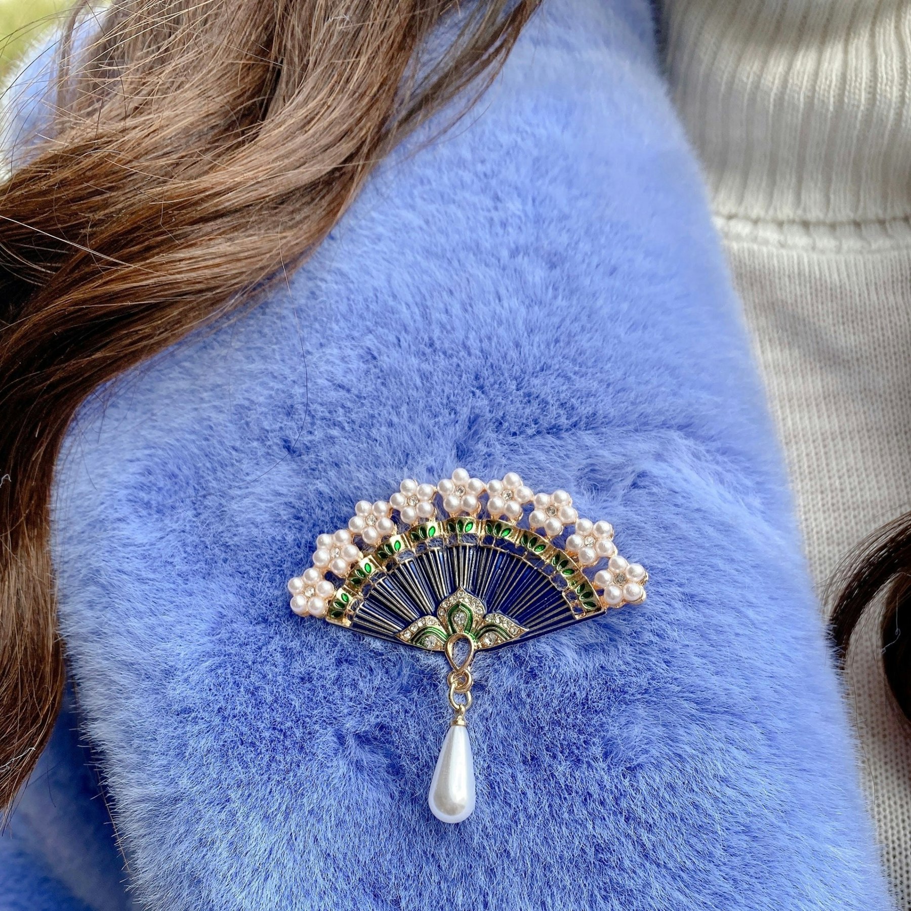 Queenmee Accessories Blue/Green/Gold Pearl Drop Brooch Fan