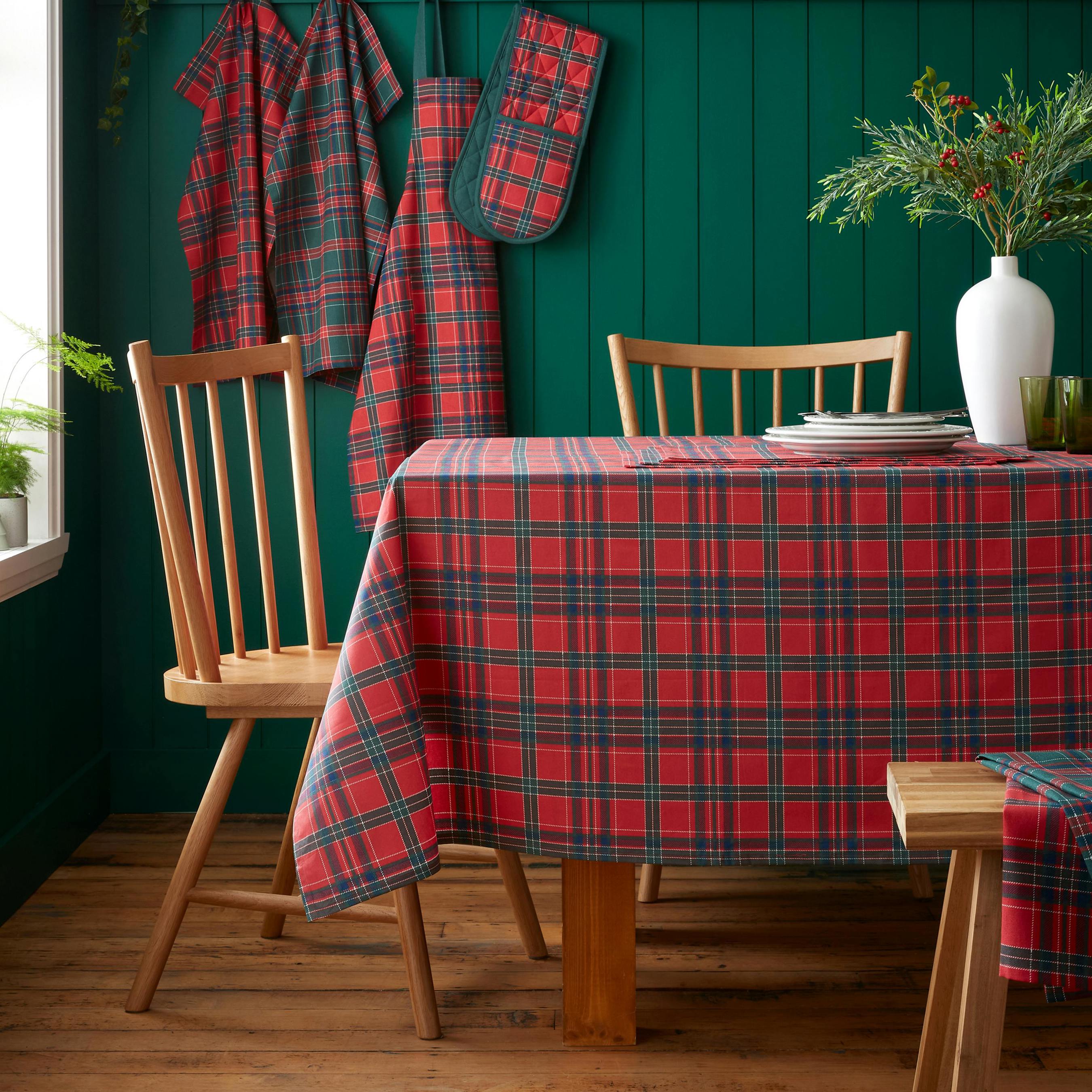 Catherine Lansfield Red/Green Christmas Tartan Check Cotton Table Cloth / - 137 X 178 M