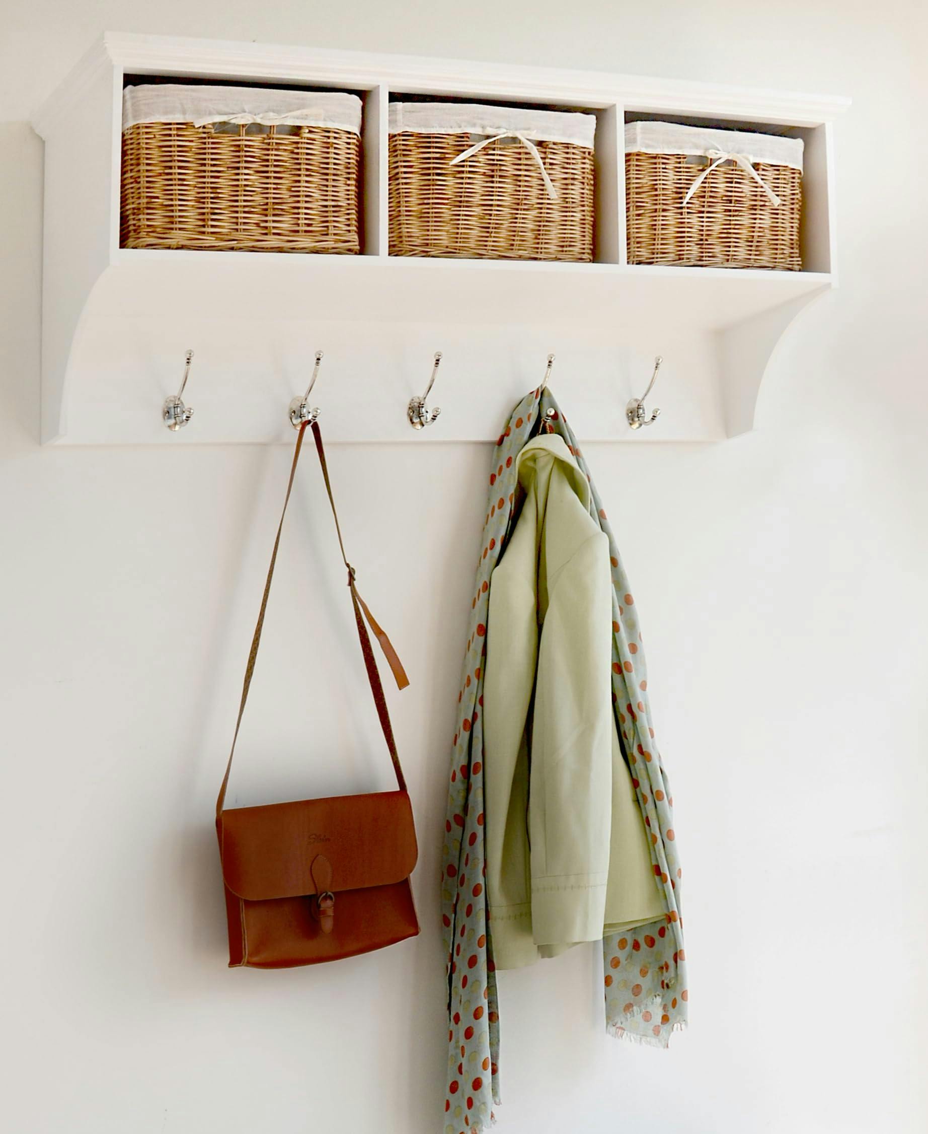 Rackhams White/Silver/Cream Tetbury Hallway Hanging Shelf With Natural Wicker Baskets - Large
