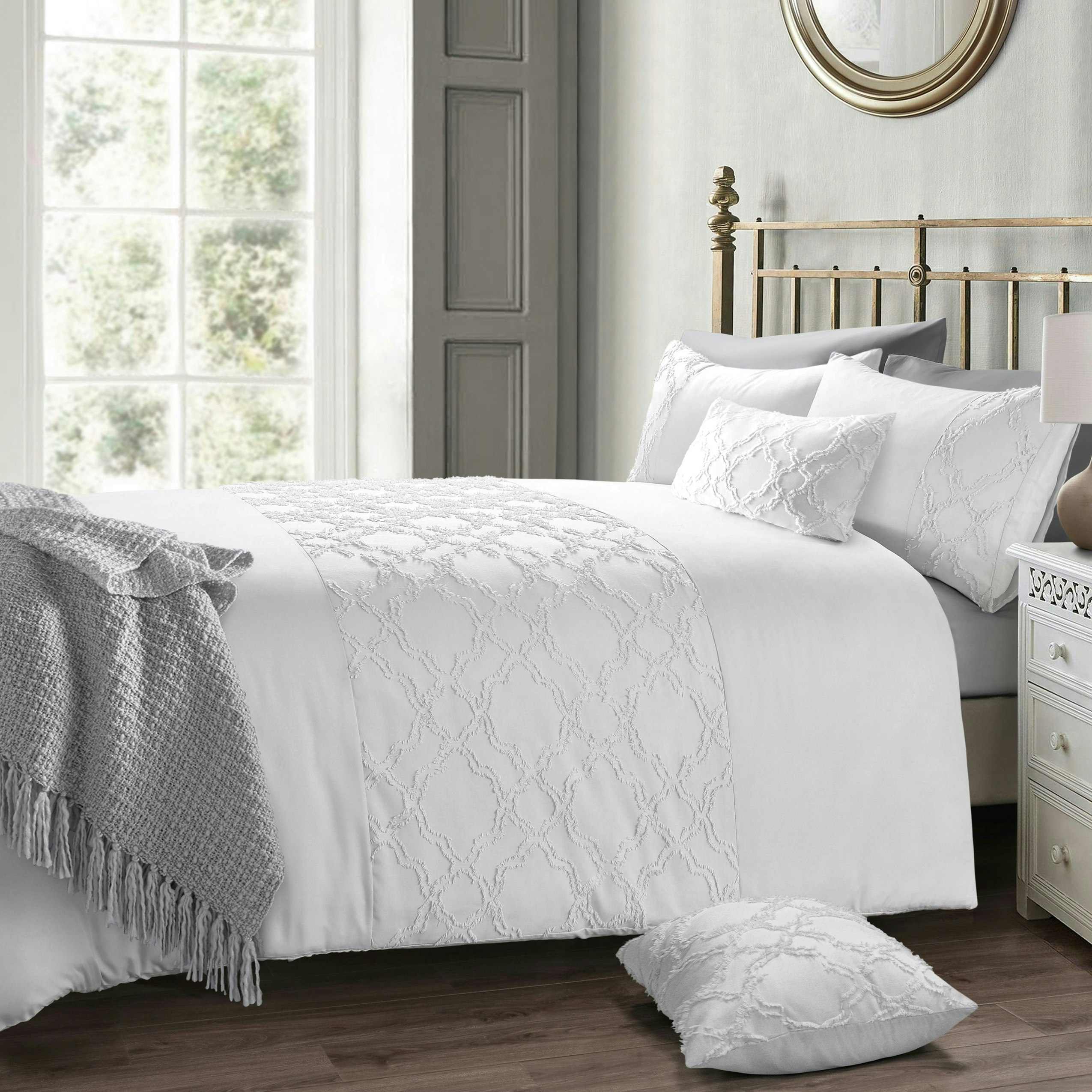 Intimates White Kiera Tufted Duvet Cover & Pillowcase Set - King