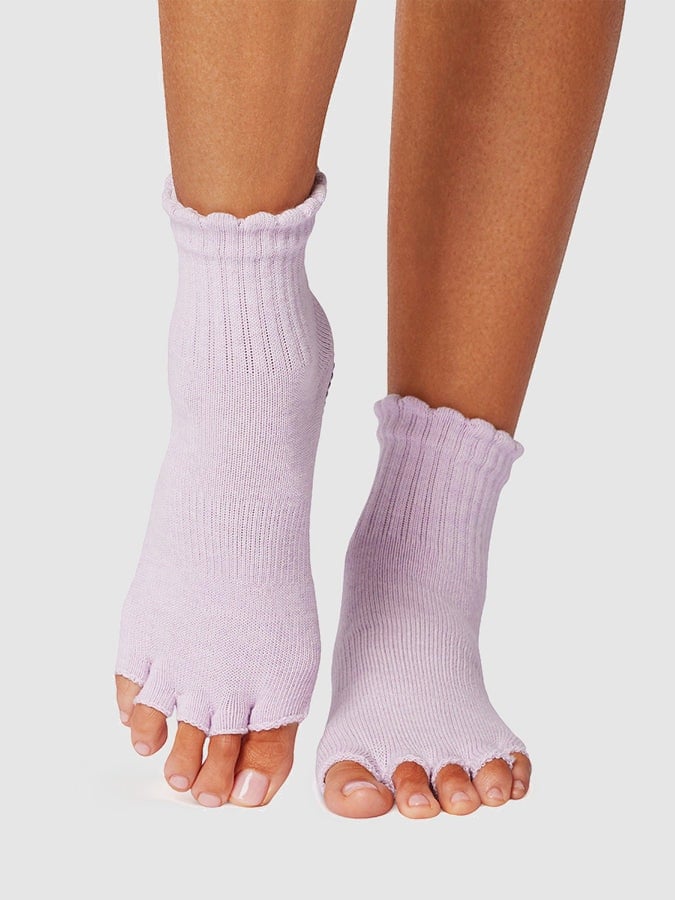Toesox Unisex Lavender Melody Scallop Half Toe Yoga Socks - Soft - M